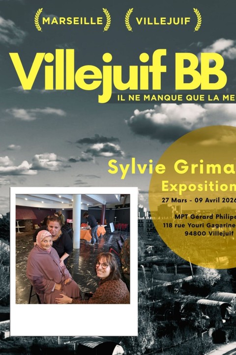 Deux villes. Deux ancrages. Un même sentiment d’appartenance.  Entre Villejuif et Marseille, mon regard circule, hésite, se mélange. Ces deux territoires, éloignés géographiquement, se répondent pourtant intimement : ce sont des lieux où je vis, où je reviens, où je me reconnais.  L’exposition se déploie comme une déambulation. Une balade photographique où l’on glisse d’une ville à l’autre sans toujours savoir laquelle l’on traverse. Les paysages urbains se confondent : avenues larges, pieds d’immeubles, lignes d’horizon façonnées par le béton et la lumière.  Mais au cœur de ces images, il y a surtout des présences.  J’ai voulu croiser les regards, aller à la rencontre de celles et ceux qui font battre Villejuif et Marseille. Les photographier là où ils vivent, là où ils marchent, attendent, rêvent.  Dans ces espaces du quotidien qui leur appartiennent, et qu’ils habitent autant qu’ils les transforment. Ces portraits, mis en regard, dessinent un territoire commun — fait de visages, d’histoires et de fragments de vie.   Sylvie Grima, Photographe Exposition "Villejuif BB, il ne manque que la mer" Avril 2026