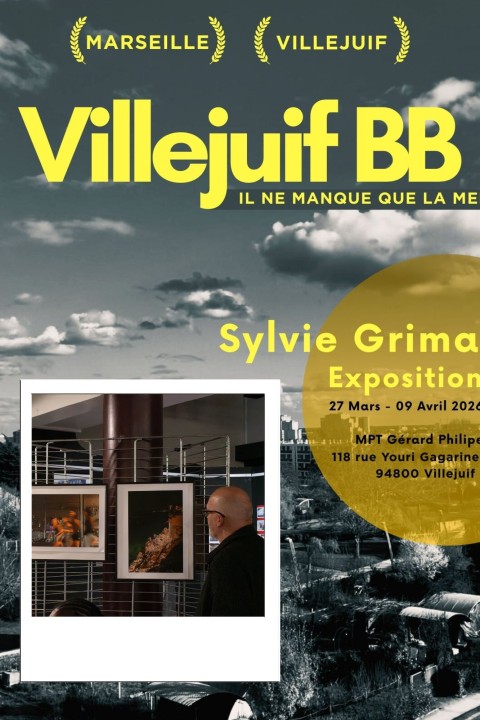 Deux villes. Deux ancrages. Un même sentiment d’appartenance.  Entre Villejuif et Marseille, mon regard circule, hésite, se mélange. Ces deux territoires, éloignés géographiquement, se répondent pourtant intimement : ce sont des lieux où je vis, où je reviens, où je me reconnais.  L’exposition se déploie comme une déambulation. Une balade photographique où l’on glisse d’une ville à l’autre sans toujours savoir laquelle l’on traverse. Les paysages urbains se confondent : avenues larges, pieds d’immeubles, lignes d’horizon façonnées par le béton et la lumière.  Mais au cœur de ces images, il y a surtout des présences.  J’ai voulu croiser les regards, aller à la rencontre de celles et ceux qui font battre Villejuif et Marseille. Les photographier là où ils vivent, là où ils marchent, attendent, rêvent.  Dans ces espaces du quotidien qui leur appartiennent, et qu’ils habitent autant qu’ils les transforment. Ces portraits, mis en regard, dessinent un territoire commun — fait de visages, d’histoires et de fragments de vie.   Sylvie Grima, Photographe Exposition "Villejuif BB, il ne manque que la mer" Avril 2026