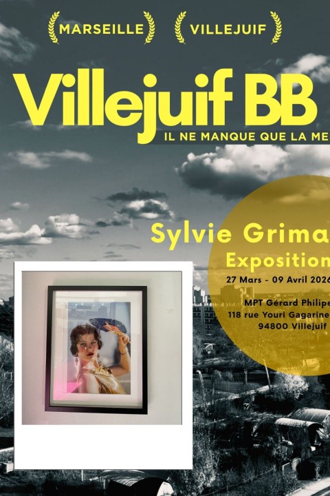 Deux villes. Deux ancrages. Un même sentiment d’appartenance.  Entre Villejuif et Marseille, mon regard circule, hésite, se mélange. Ces deux territoires, éloignés géographiquement, se répondent pourtant intimement : ce sont des lieux où je vis, où je reviens, où je me reconnais.  L’exposition se déploie comme une déambulation. Une balade photographique où l’on glisse d’une ville à l’autre sans toujours savoir laquelle l’on traverse. Les paysages urbains se confondent : avenues larges, pieds d’immeubles, lignes d’horizon façonnées par le béton et la lumière.  Mais au cœur de ces images, il y a surtout des présences.  J’ai voulu croiser les regards, aller à la rencontre de celles et ceux qui font battre Villejuif et Marseille. Les photographier là où ils vivent, là où ils marchent, attendent, rêvent.  Dans ces espaces du quotidien qui leur appartiennent, et qu’ils habitent autant qu’ils les transforment. Ces portraits, mis en regard, dessinent un territoire commun — fait de visages, d’histoires et de fragments de vie.   Sylvie Grima, Photographe Exposition "Villejuif BB, il ne manque que la mer" Avril 2026