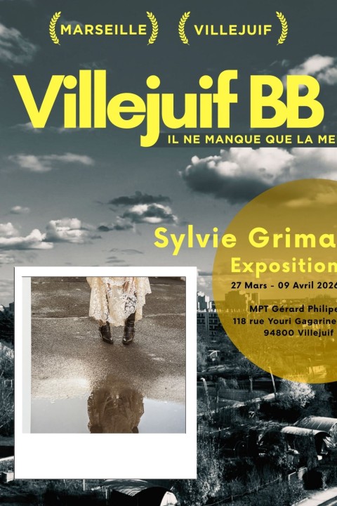 Deux villes. Deux ancrages. Un même sentiment d’appartenance.  Entre Villejuif et Marseille, mon regard circule, hésite, se mélange. Ces deux territoires, éloignés géographiquement, se répondent pourtant intimement : ce sont des lieux où je vis, où je reviens, où je me reconnais.  L’exposition se déploie comme une déambulation. Une balade photographique où l’on glisse d’une ville à l’autre sans toujours savoir laquelle l’on traverse. Les paysages urbains se confondent : avenues larges, pieds d’immeubles, lignes d’horizon façonnées par le béton et la lumière.  Mais au cœur de ces images, il y a surtout des présences.  J’ai voulu croiser les regards, aller à la rencontre de celles et ceux qui font battre Villejuif et Marseille. Les photographier là où ils vivent, là où ils marchent, attendent, rêvent.  Dans ces espaces du quotidien qui leur appartiennent, et qu’ils habitent autant qu’ils les transforment. Ces portraits, mis en regard, dessinent un territoire commun — fait de visages, d’histoires et de fragments de vie.   Sylvie Grima, Photographe Exposition "Villejuif BB, il ne manque que la mer" Avril 2026